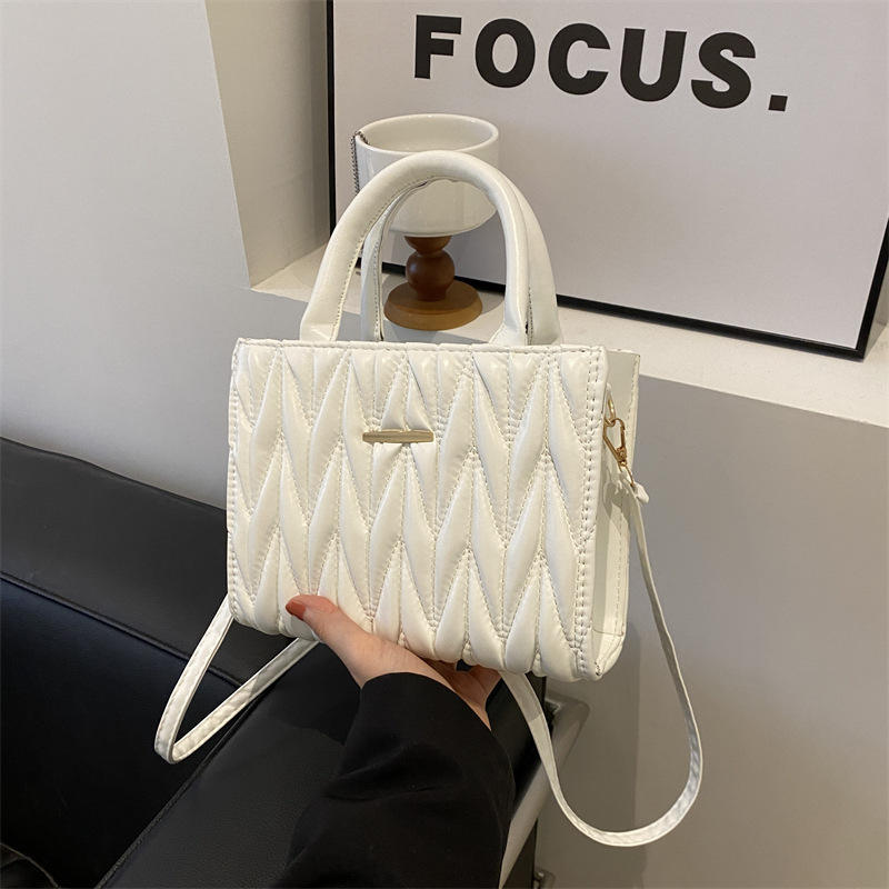 2025 diamond lattice women’s handbag with large capacity, crossbody and shoulder style